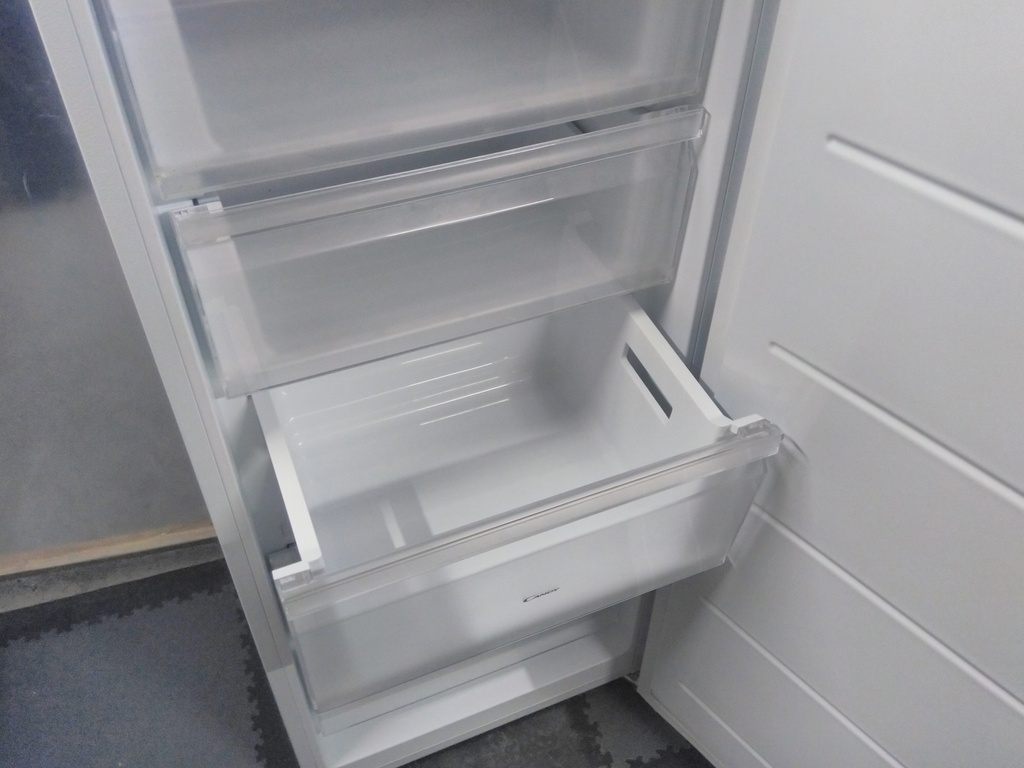 Congélateur Vertical Candy CCOUS6172WH – Argenté – Avec Défauts – Sous Garantie